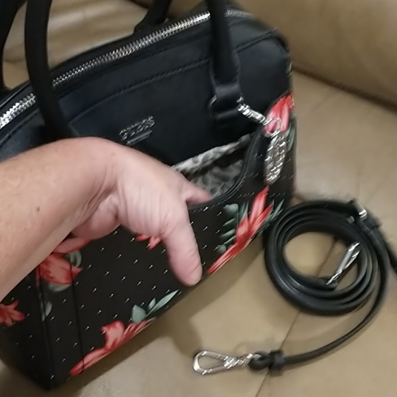 NWOT GUESS Gorgeous Floral Crossbody Bag - Picture 4 of 9
